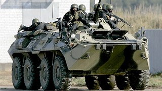 В Ингушетии БТР переехал легковую машину В Ингушетии БТР переехал легковую машину