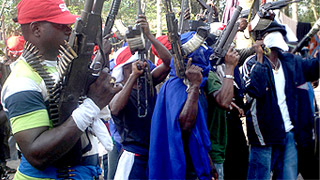 Нигерийские боевики отпустили заложников Нигерийские боевики отпустили заложников