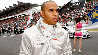 Хэмилтон врезался в два болида Ferrari Хэмилтон врезался в два болида Ferrari