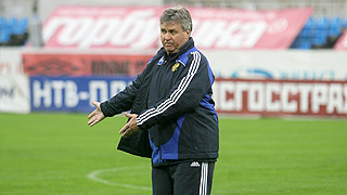 Хиддинк бережет газон в Черкизове Хиддинк бережет газон в Черкизове