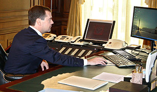 Медведеву доложили о победе над хакерами Медведеву доложили о победе над хакерами