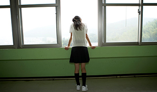 Школьница выбросилась с 12-го этажа Школьница выбросилась с 12-го этажа