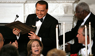 Берлускони сломал Бушу пюпитр Берлускони сломал Бушу пюпитр