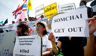 Премьера Таиланда забросали ботинками Премьера Таиланда забросали ботинками