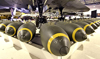 НАТО сбросило на союзников бомбы НАТО сбросило на союзников бомбы