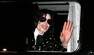 Джексон вернулся на сцену с новым лицом Джексон вернулся на сцену с новым лицом