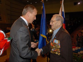 Ветерану войны вручили ключи от автомобиля