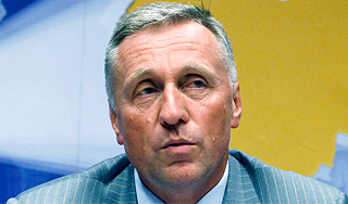 Чешский премьер побил папарацци Чешский премьер побил папарацци