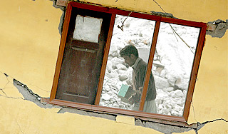 Землетрясение в Пакистане убило 80 человек Землетрясение в Пакистане убило 80 человек