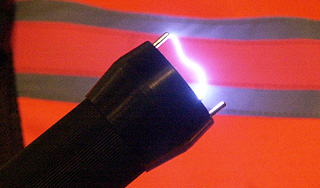 Милиционеров вооружат электрошокерами Милиционеров вооружат электрошокерами