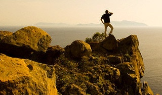 Греческий футболист бросился со скалы Греческий футболист бросился со скалы