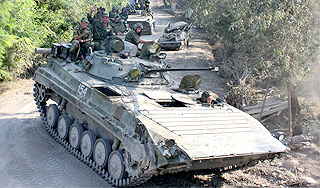 Российский БТР в Абхазии cвалился в овраг Российский БТР в Абхазии cвалился в овраг