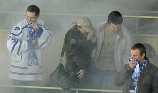 Хулиганы остановили хоккейный матч Хулиганы остановили хоккейный матч