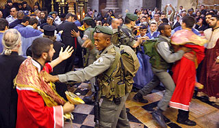 Монахи устроили драку на Голгофе Монахи устроили драку на Голгофе