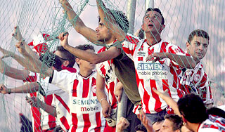 Футбольные хулиганы сожгли телеканал Футбольные хулиганы сожгли телеканал