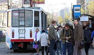 Сошедший с рельсов трамвай задавил женщину Сошедший с рельсов трамвай задавил женщину
