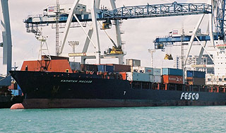 Пираты обстреляли российский корабль Пираты обстреляли российский корабль