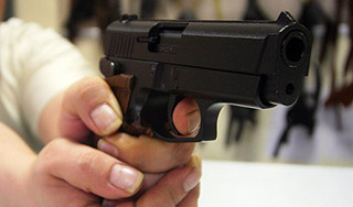 Мужчина открыл стрельбу возле кафе Мужчина открыл стрельбу возле кафе