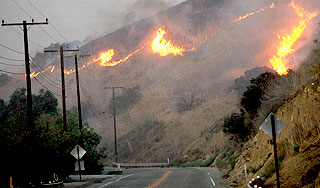 Лос-Анджелес оказался в огненном кольце Лос-Анджелес оказался в огненном кольце