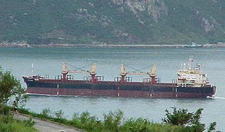 Пираты захватили супертанкер с нефтью Пираты захватили супертанкер с нефтью