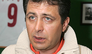 Известный писатель осудил фанатов "Зенита" Известный писатель осудил фанатов "Зенита"