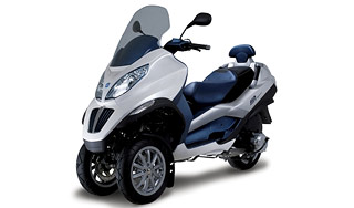 Гибридному скутеру хватает 1,5 л бензина Гибридному скутеру хватает 1,5 л бензина