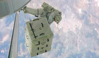 Аcтронавтка потеряла в космосе сумку Аcтронавтка потеряла в космосе сумку