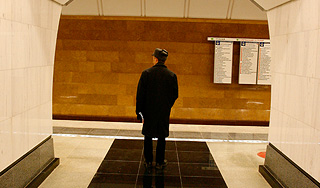 В метро Москвы на рельсы упал человек В метро Москвы на рельсы упал человек