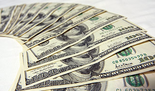 Доллар и евро выросли по отношению к рублю Доллар и евро выросли по отношению к рублю