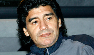 Англичанин попытался лишить Марадону головы Англичанин попытался лишить Марадону головы