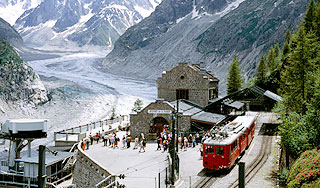 Туристы по-прежнему едут в Альпы Туристы по-прежнему едут в Альпы