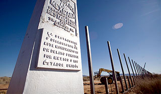 США отделились от Мексики бетонной стеной США отделились от Мексики бетонной стеной