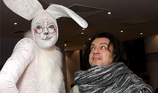 Филипп Киркоров скрывается от зайки Филипп Киркоров скрывается от зайки