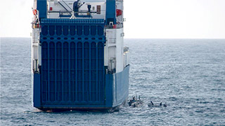 Пираты морят голодом экипаж "Фаины" Пираты морят голодом экипаж "Фаины"