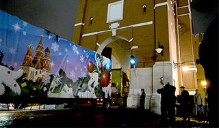 Главную елку страны ввезли в Кремль ночью Главную елку страны ввезли в Кремль ночью