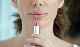 Глубину кризиса определит губная помада Глубину кризиса определит губная помада