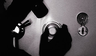 Из торгового центра украли сейф с деньгами Из торгового центра украли сейф с деньгами