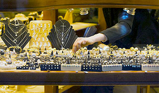 Ювелир забросал грабителей золотом Ювелир забросал грабителей золотом