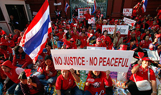 Тайская оппозиция требует смены власти Тайская оппозиция требует смены власти