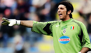 Лучший голкипер мира возвращается на поле Лучший голкипер мира возвращается на поле