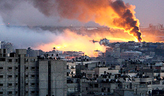 Израиль бомбит эвакуированных палестинцев Израиль бомбит эвакуированных палестинцев