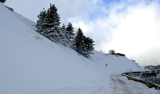 В Крыму туристов заблокировали лавины В Крыму туристов заблокировали лавины
