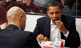 Обаму засекли в очереди за хот-догом Обаму засекли в очереди за хот-догом