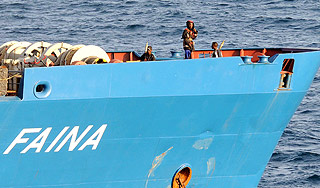 Капитан "Фаины" требует начать переговоры Капитан "Фаины" требует начать переговоры