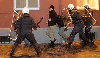 Беспорядки в Риге закончились слезами Беспорядки в Риге закончились слезами