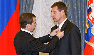 Медведев наградил за правду о Цхинвале Медведев наградил за правду о Цхинвале