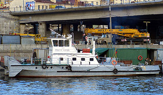 На Москве-реке сел на мель и затонул буксир На Москве-реке сел на мель и затонул буксир