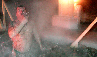 Тысячи верующих искупались в проруби Тысячи верующих искупались в проруби