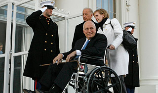 Дика Чейни вывезли из Белого дома Дика Чейни вывезли из Белого дома