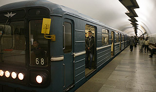 В метро мужчина бросился под поезд В метро мужчина бросился под поезд